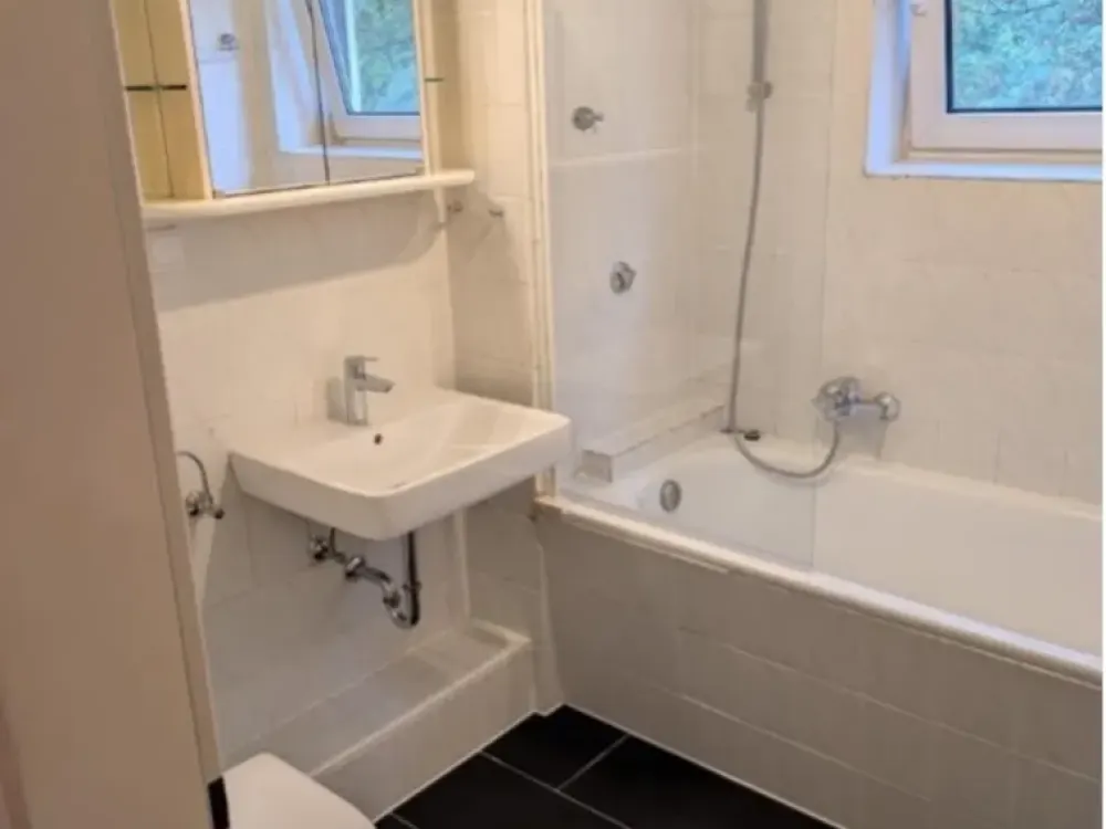 Ruhiges Wohnen in Köln-Hochkirchen / Rondorf: 64 qm Wohnung mit Parkett, Einbau-Küche, Loggia & Lift