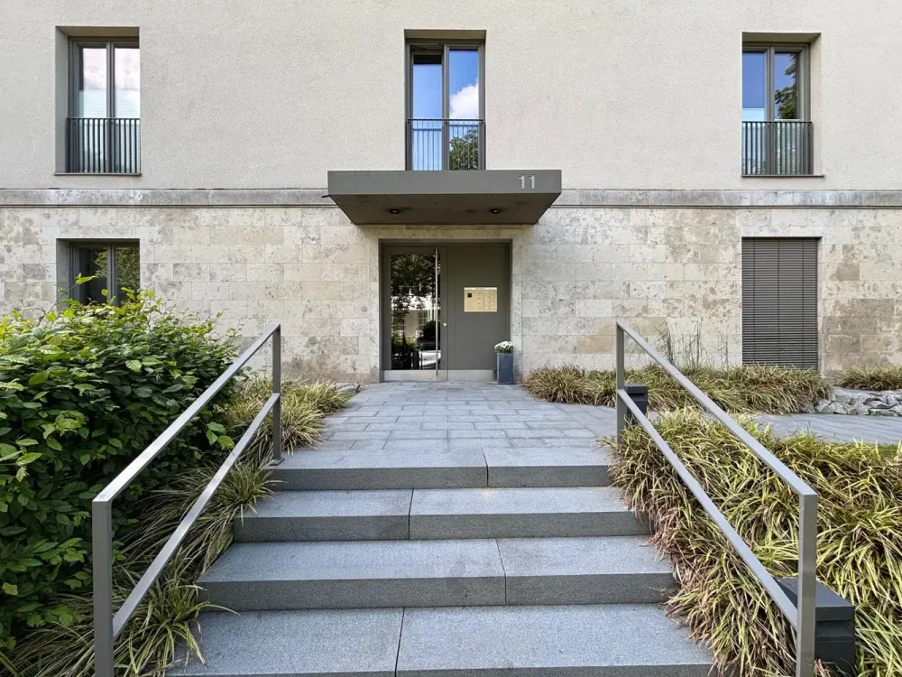 Einziehen und Wohlfühlen, Luxuriös vollausgestattete 2-Raumwohnung mit Balkon& Tiefgaragenstellplatz