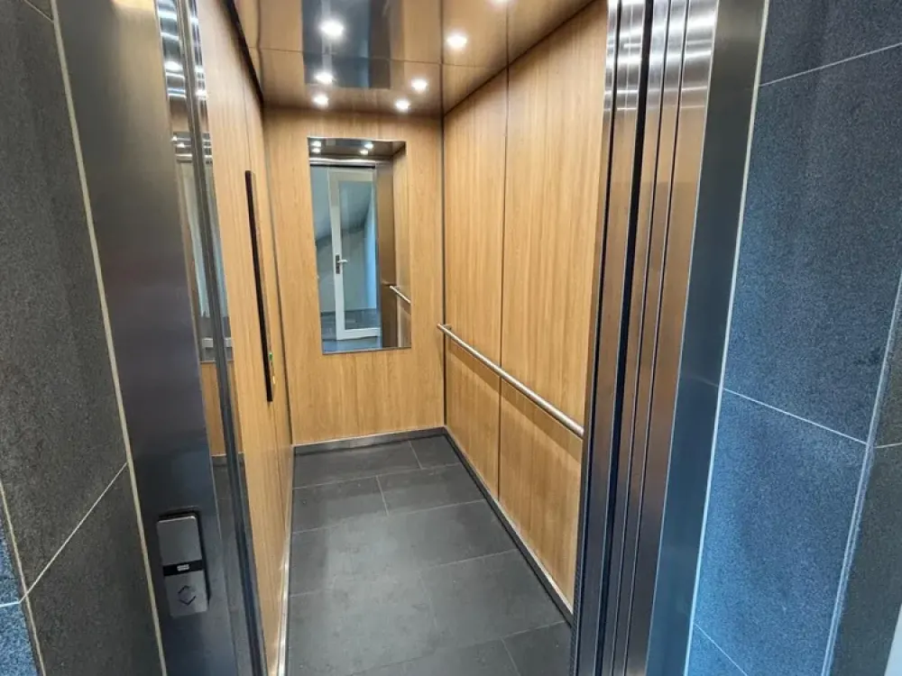 Einziehen und Wohlfühlen, Luxuriös vollausgestattete 2-Raumwohnung mit Balkon& Tiefgaragenstellplatz