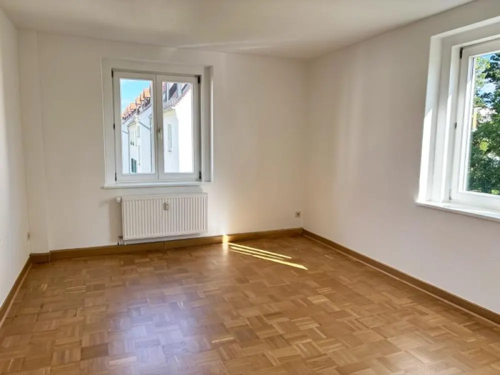 Mehr als 2 Zimmer: neu renoviert mit Parkett + Extra-Raum für Homeoffice oder Essen