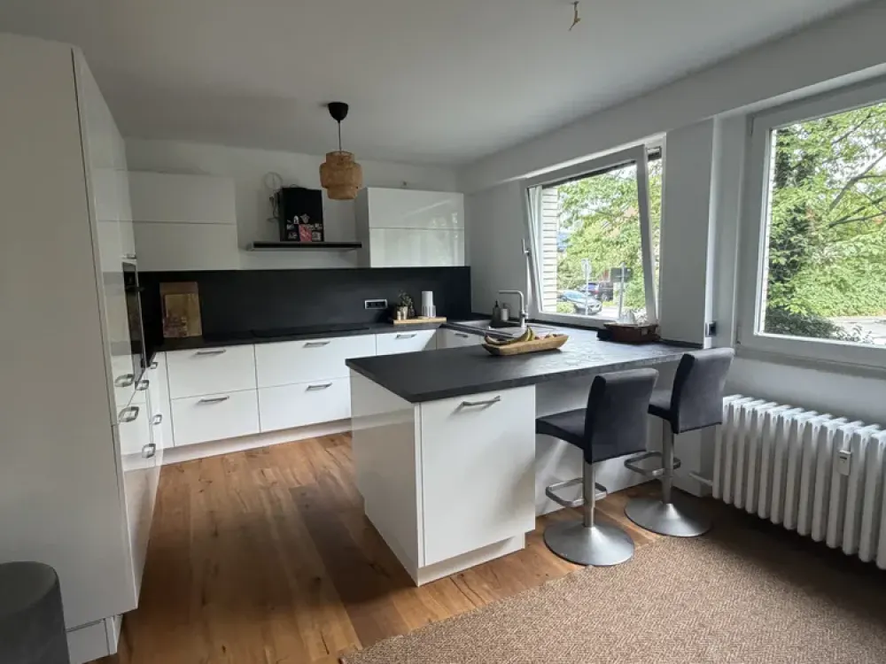 Ideal for Families! Renovated 6-Room Apartment of 225m² with Garden and Balcony