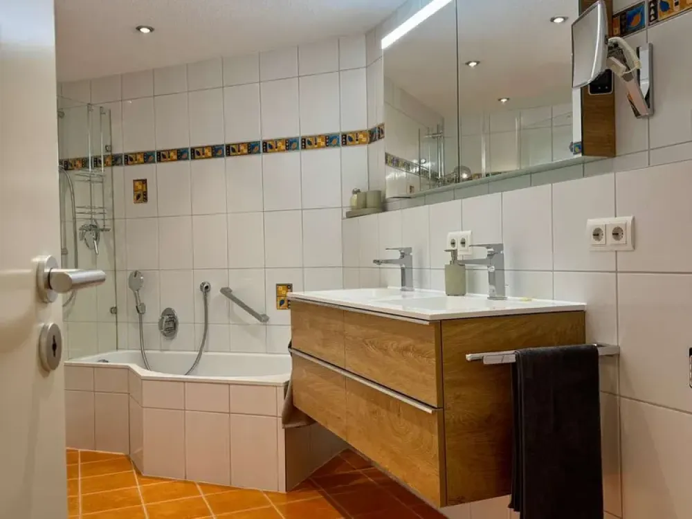 Hochwertige 3-Zimmer-Einliegerwohnung mit Terrasse in gepflegtem Einfamilienhaus