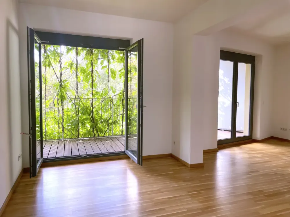 Helle 4,5 Zimmer in Charlottenburg, großer Westbalkon mit Blick ins Grüne