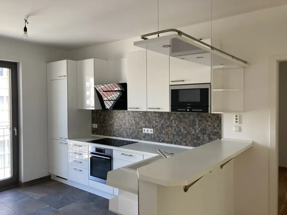 Helle 4,5 Zimmer in Charlottenburg, großer Westbalkon mit Blick ins Grüne