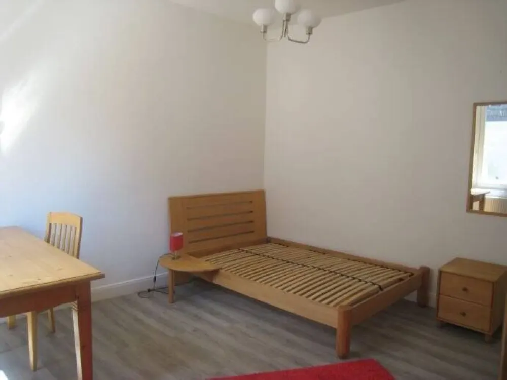 Frankfurt-Griesheim möbliertes WG Zimmer, 2.re, Komplettrenovierung in 2018