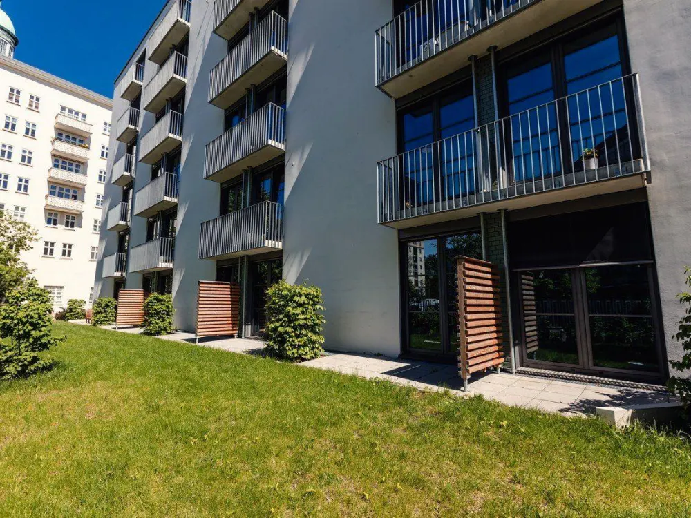 Neon Wood Student Housing in Berlin Friedrichshain - Patio Apartment