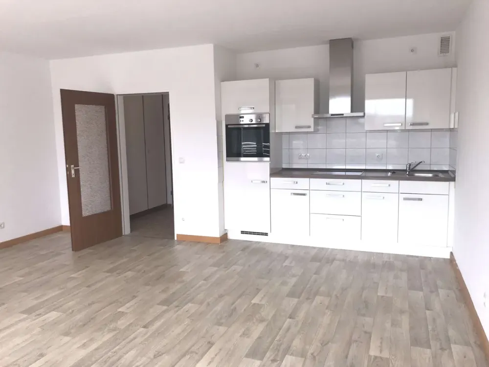 Sehr schönes Appartement im Grünen mit Balkon und Einbauküche