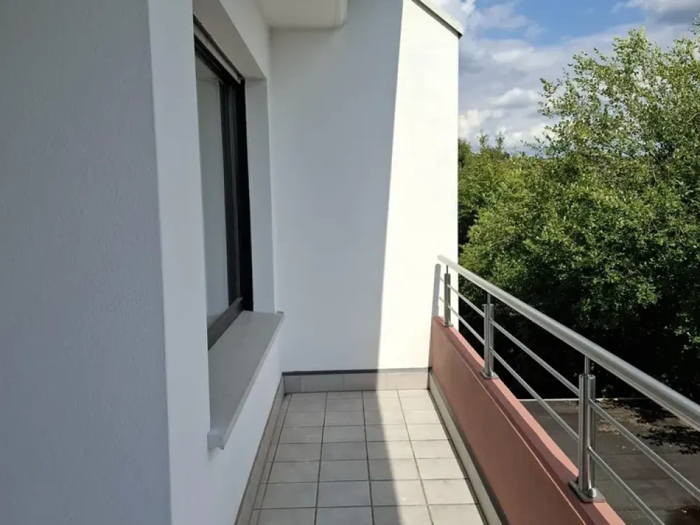 Sehr schönes Appartement im Grünen mit Balkon und Einbauküche