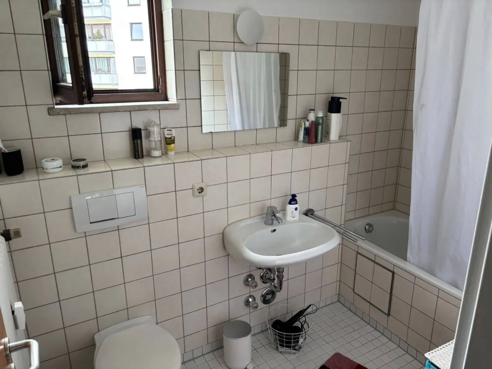 Möblierte 2-Zimmer-Wohnung mit Balkon direkt am Goetheplatz, zur Zwischenmiete