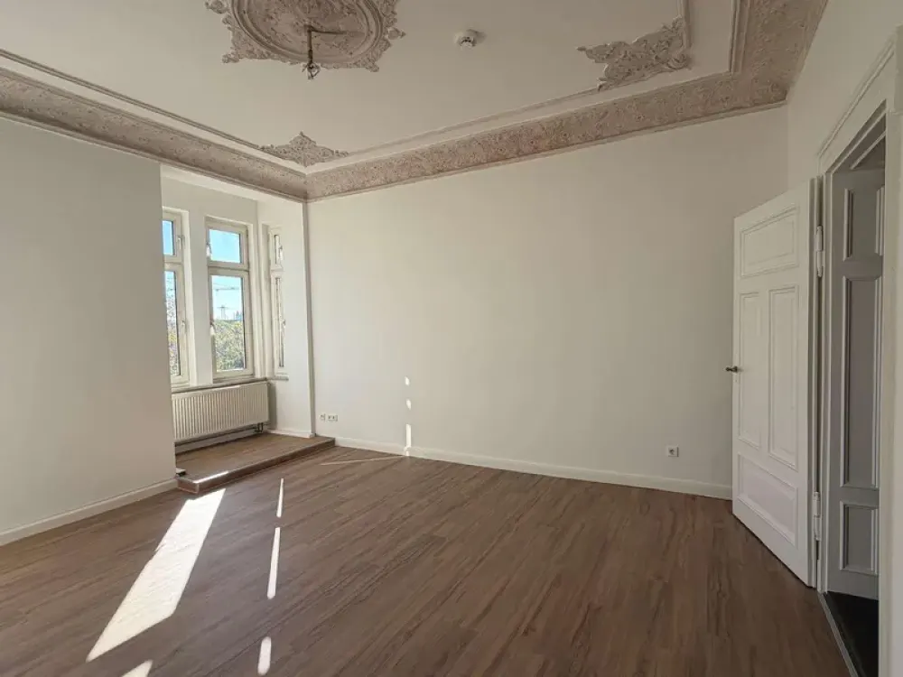 Attraktive Teilsanierte 6-Zimmer Altbauwohnung