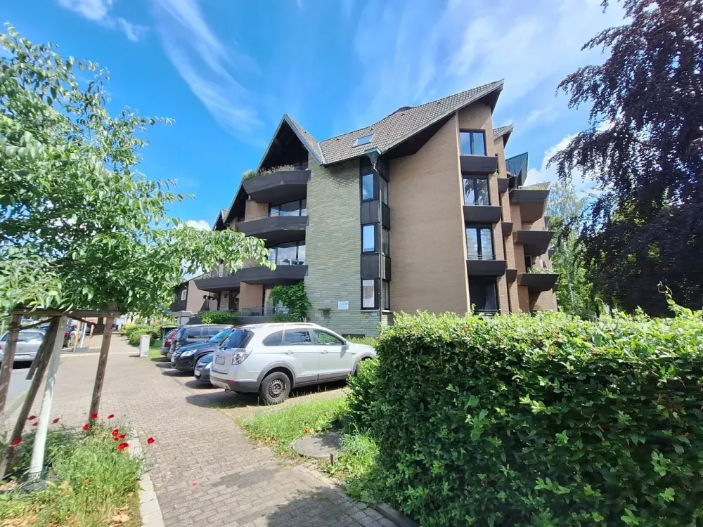Große 2 Zimmer Wohnung mit offener Küche zum Wohnzimmer und tollem Balkon + Tiefgarage
