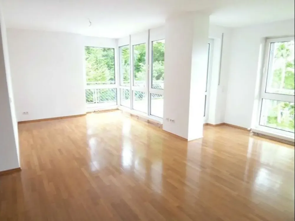 Repräsentative 4-Zimmer-Wohnung, 1. OG, mit gr. Balkon und EBK in Königstein