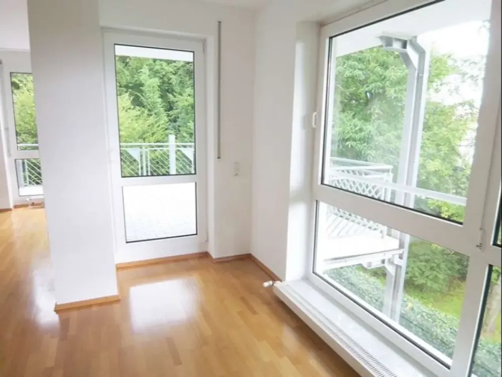 Repräsentative 4-Zimmer-Wohnung, 1. OG, mit gr. Balkon und EBK in Königstein