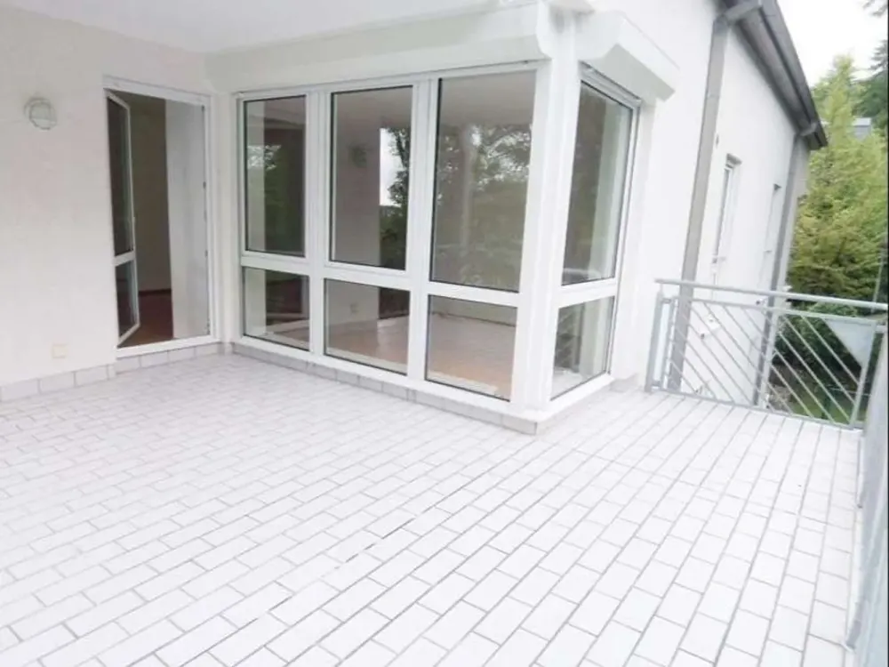 Repräsentative 4-Zimmer-Wohnung, 1. OG, mit gr. Balkon und EBK in Königstein