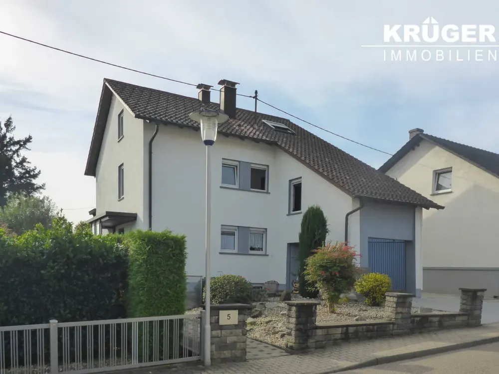 KA-Grünwettersbach / شقة علية مكونة من غرفتين مشرقة ومعتنى بها مع مطبخ مجهز / متاحة من 01.11.2026