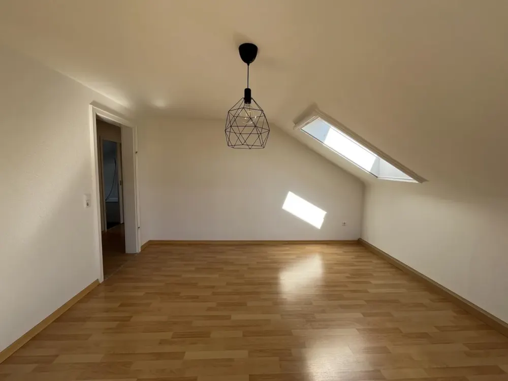 KA-Grünwettersbach / شقة علية مكونة من غرفتين مشرقة ومعتنى بها مع مطبخ مجهز / متاحة من 01.11.2026