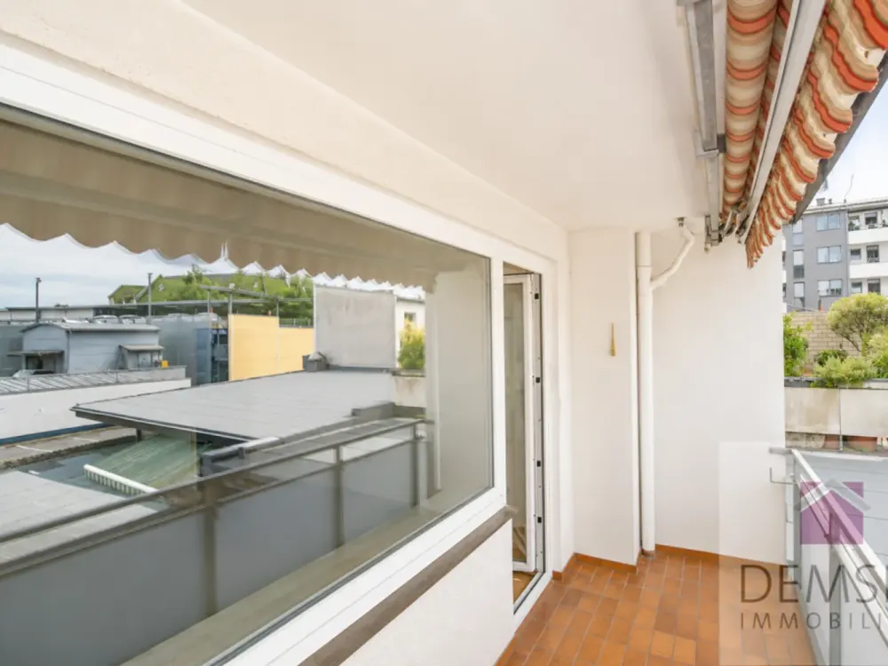 5841: Zentraler geht es nicht! Helle Zwei-Zimmerwohnung in bester Lage der Hildender-City!