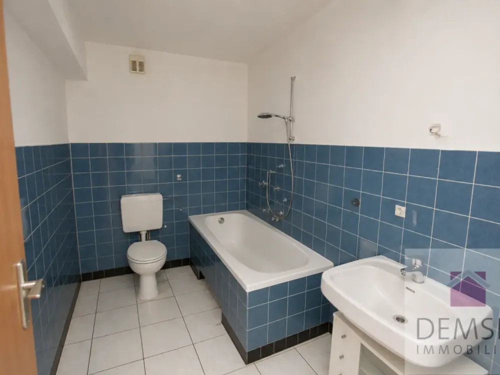 5841: Zentraler geht es nicht! Helle Zwei-Zimmerwohnung in bester Lage der Hildender-City!