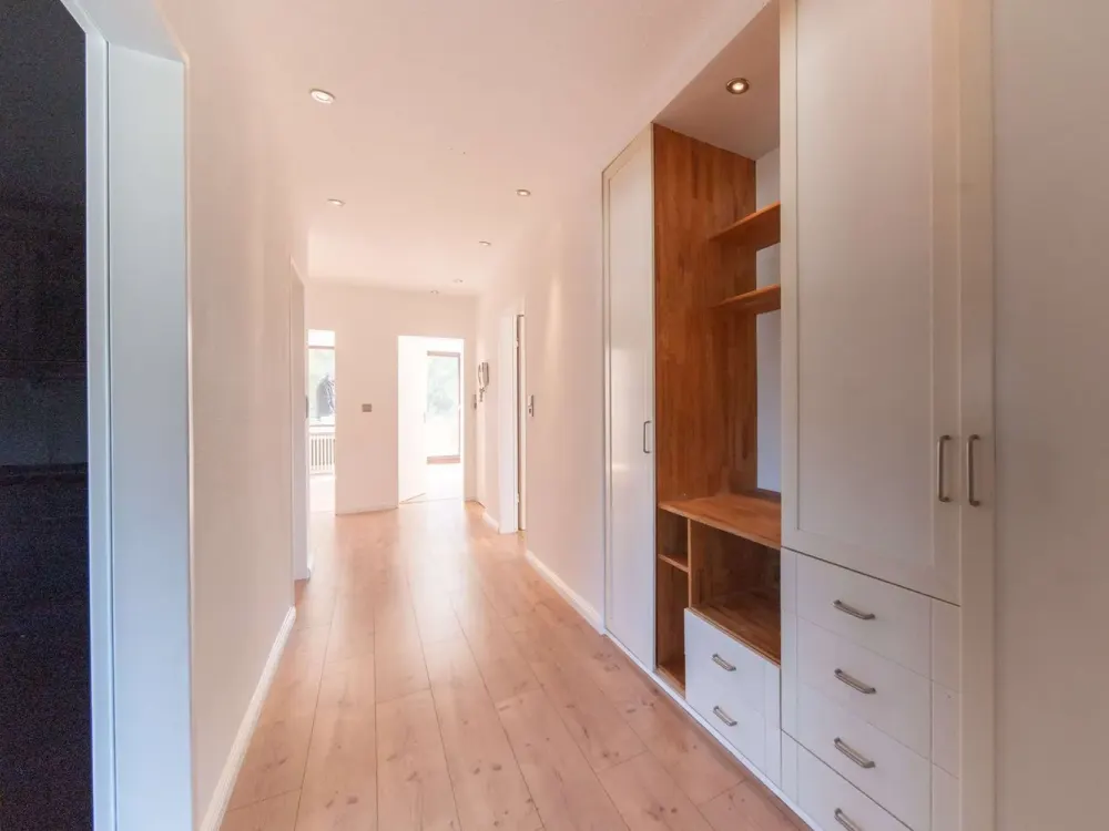 Spacious Penthouse Apartment with Gallery and Roof Terrace