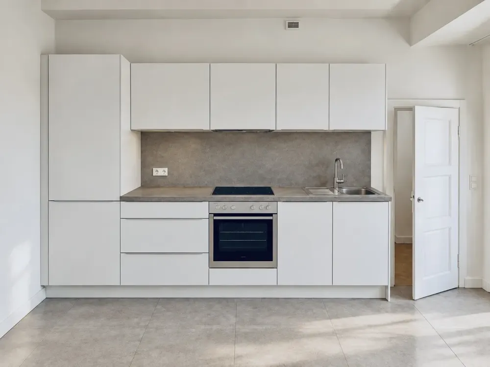 Bright and Spacious 3-Room Apartment in a Modernized Old Building