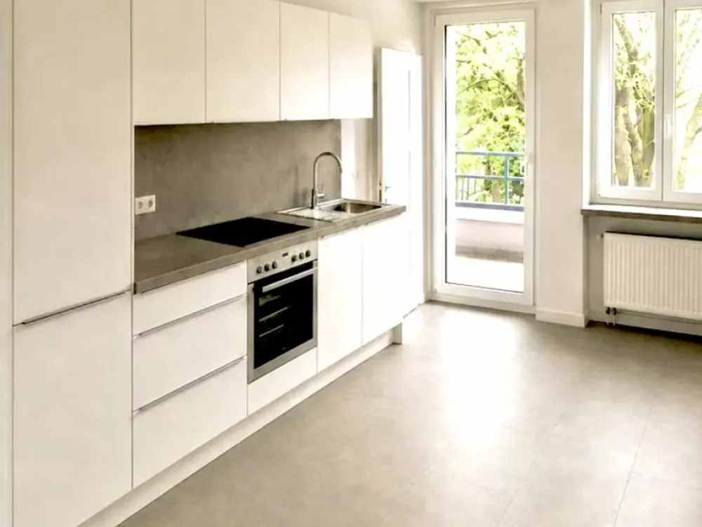 Bright and Spacious 3-Room Apartment in a Modernized Old Building
