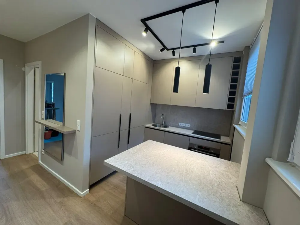 Neuwertig kernsanierte 2-Zimmer-Wohnung mit Balkon, Designer-Küche & Ankleide in Westend