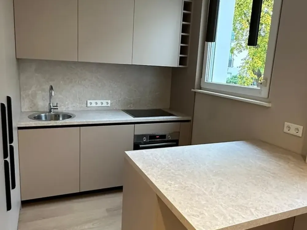 Neuwertig kernsanierte 2-Zimmer-Wohnung mit Balkon, Designer-Küche & Ankleide in Westend