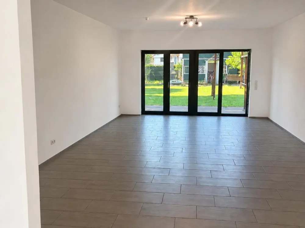 Großzügige 3 Zimmer Wohnung mit Garten, Garage, EBK und Keller