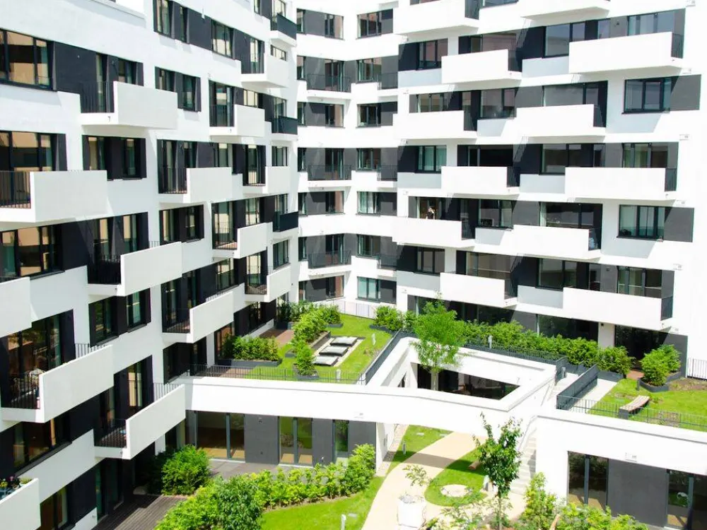 Helles Zweizimmerstudio mit Terrasse ins Grüne und Loggia mit Südausrichtung // Community-Spaces