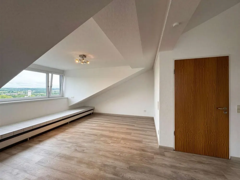 Charmante DG-Wohnung mit Balkon, Außenstellplatz und Aussicht