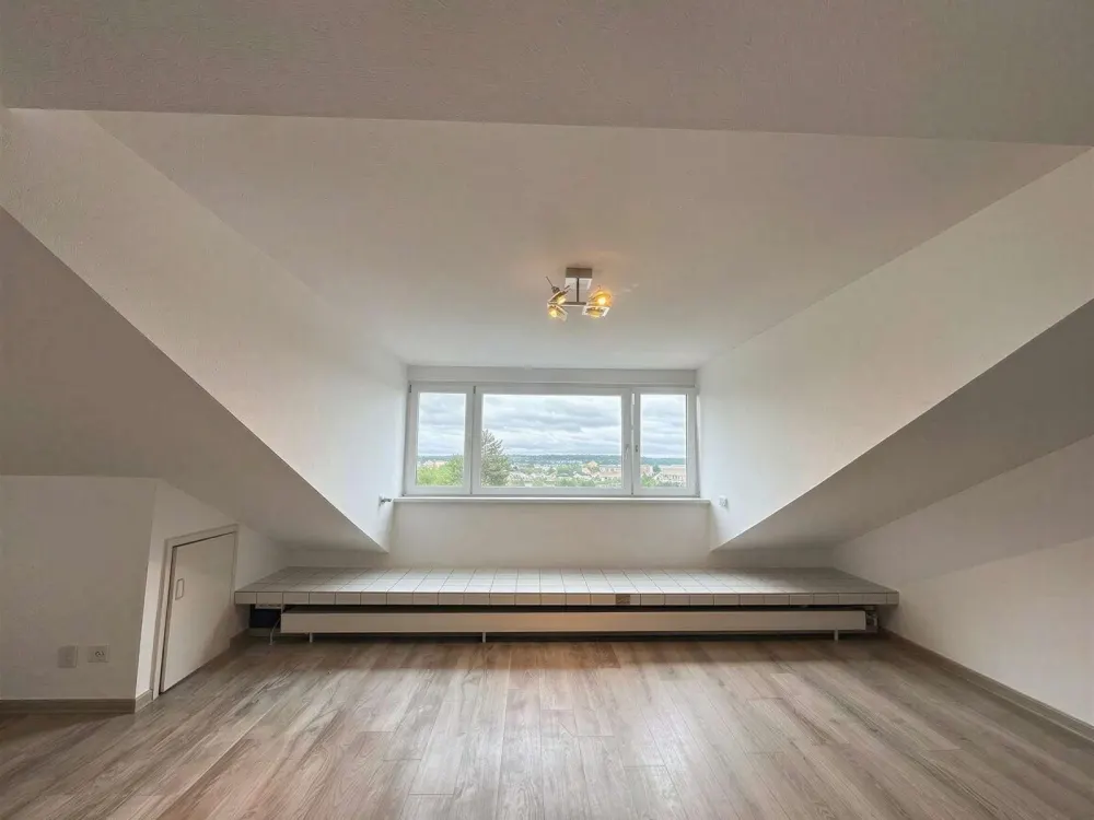 Charmante DG-Wohnung mit Balkon, Außenstellplatz und Aussicht