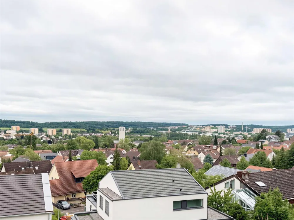 Charmante DG-Wohnung mit Balkon, Außenstellplatz und Aussicht