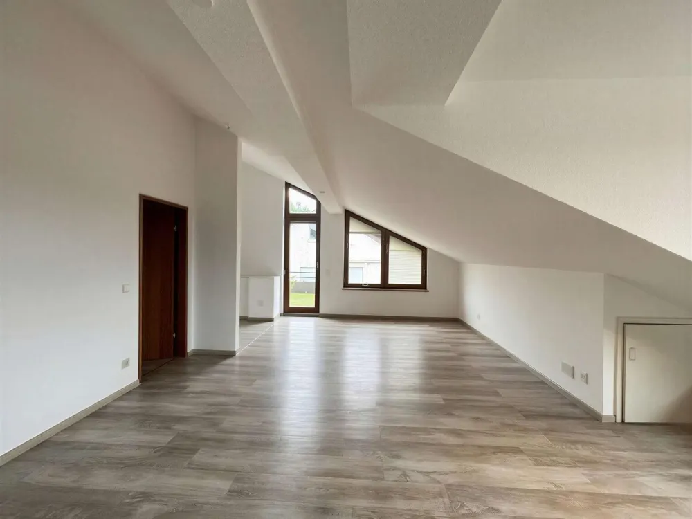 Charmante DG-Wohnung mit Balkon, Außenstellplatz und Aussicht