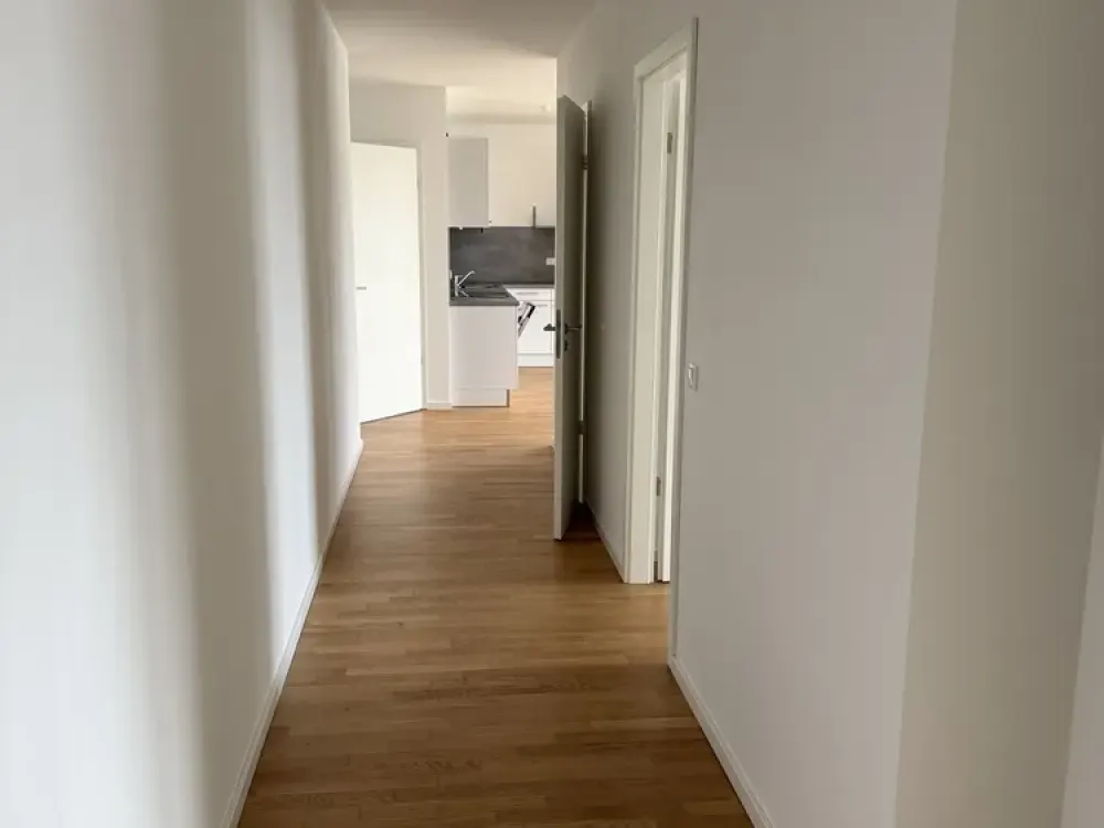 4-Zimmer mit EBK, zwei Bädern und zwei Balkonen!
