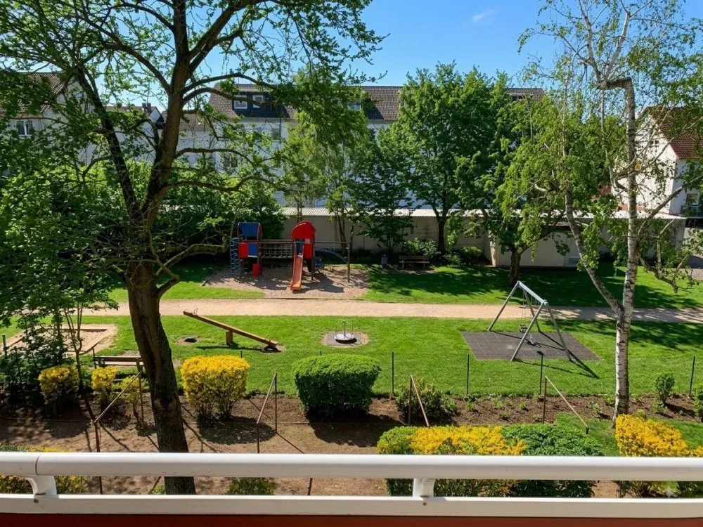 Helle 2-Zimmer-Wohnung mit Balkon im Grünen