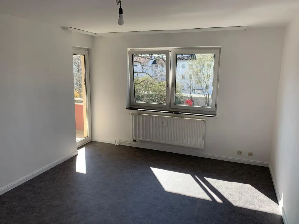 Helle 2-Zimmer-Wohnung mit Balkon im Grünen