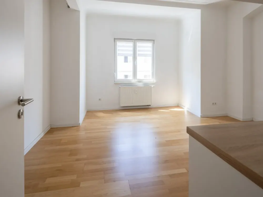 Comfort at Ostendplatz: Renovated Old Building, Fitted Kitchen, Balcony & High Ceilings