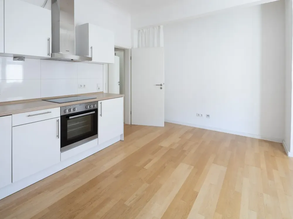 Comfort at Ostendplatz: Renovated Old Building, Fitted Kitchen, Balcony & High Ceilings