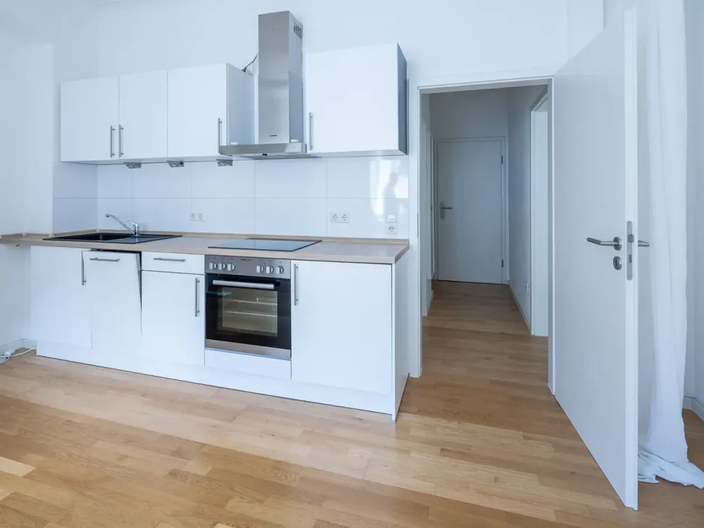 Comfort at Ostendplatz: Renovated Old Building, Fitted Kitchen, Balcony & High Ceilings