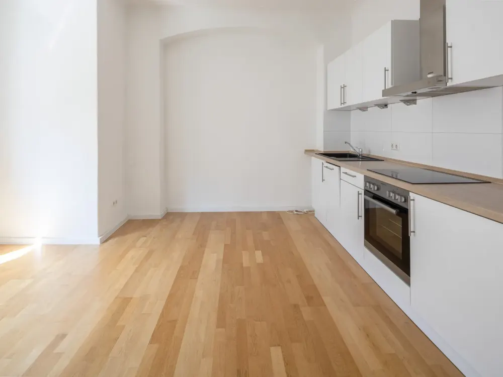 Comfort at Ostendplatz: Renovated Old Building, Fitted Kitchen, Balcony & High Ceilings