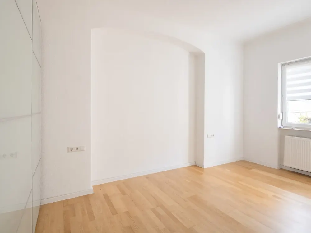 Comfort at Ostendplatz: Renovated Old Building, Fitted Kitchen, Balcony & High Ceilings