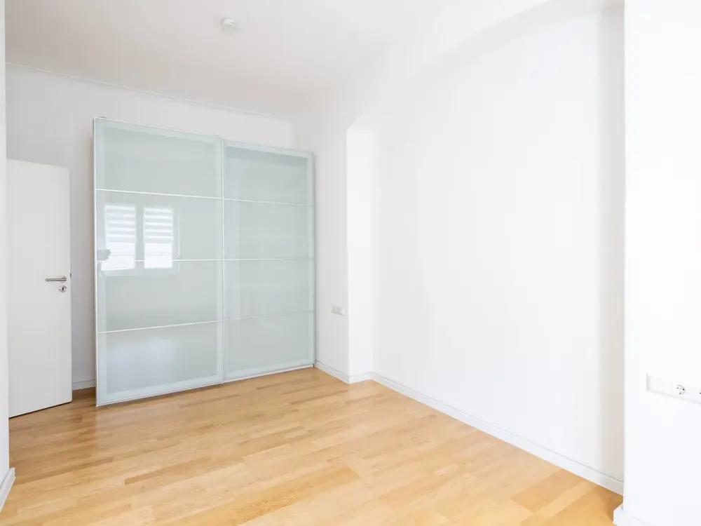 Comfort at Ostendplatz: Renovated Old Building, Fitted Kitchen, Balcony & High Ceilings