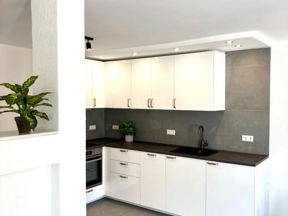 Geschmackvolle 2-Zi-Gartenwohnung mit Küche und Terrasse