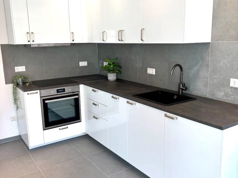 Geschmackvolle 2-Zi-Gartenwohnung mit Küche und Terrasse