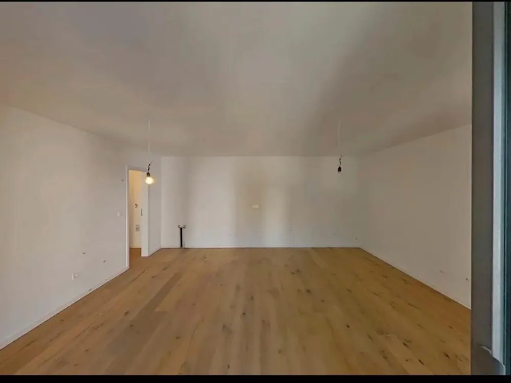 Drei Zimmern in zentralee lage von frankfurt mit balkon und kuche
