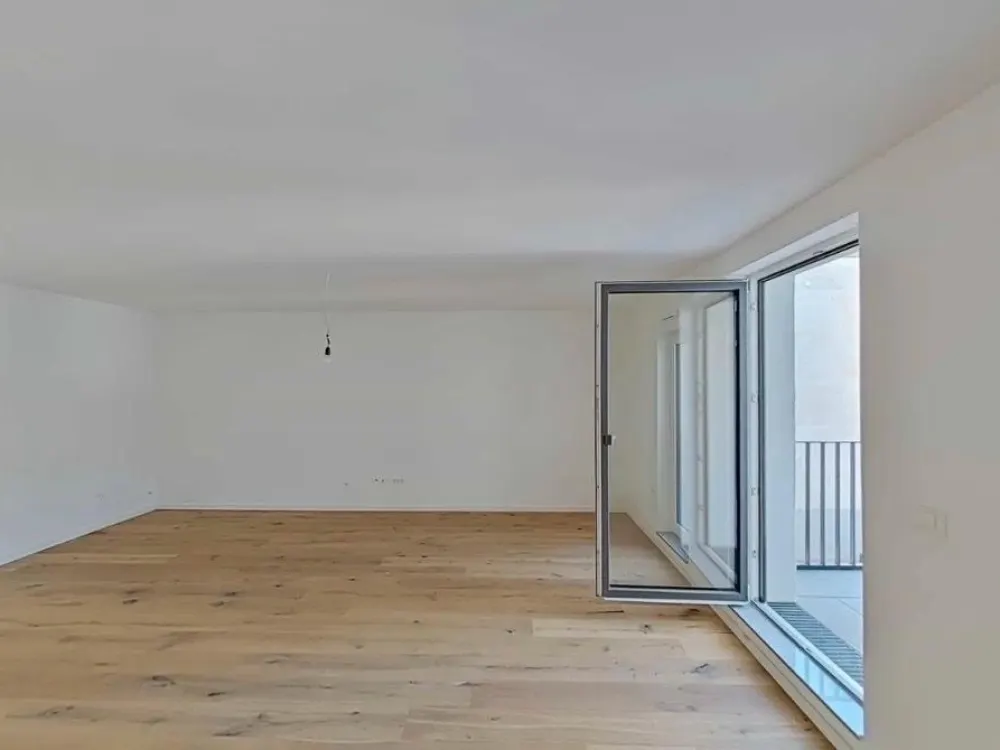 Drei Zimmern in zentralee lage von frankfurt mit balkon und kuche