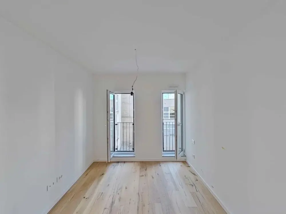Drei Zimmern in zentralee lage von frankfurt mit balkon und kuche