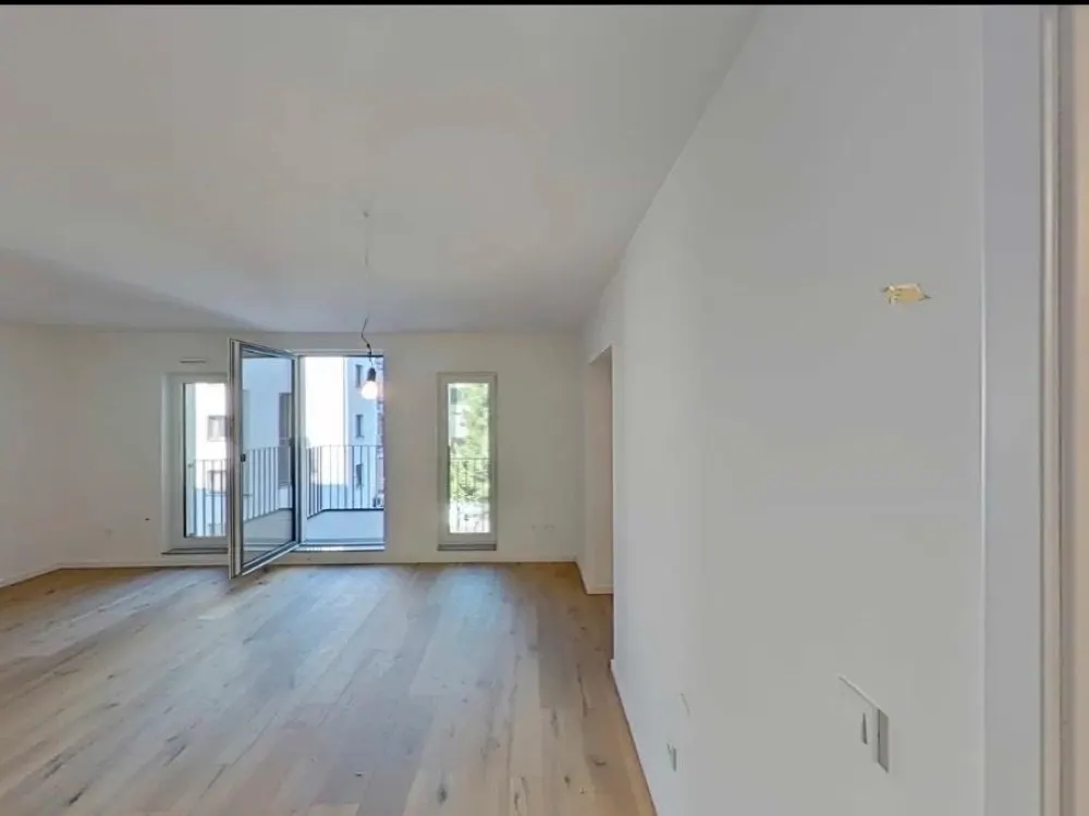 Drei Zimmern in zentralee lage von frankfurt mit balkon und kuche