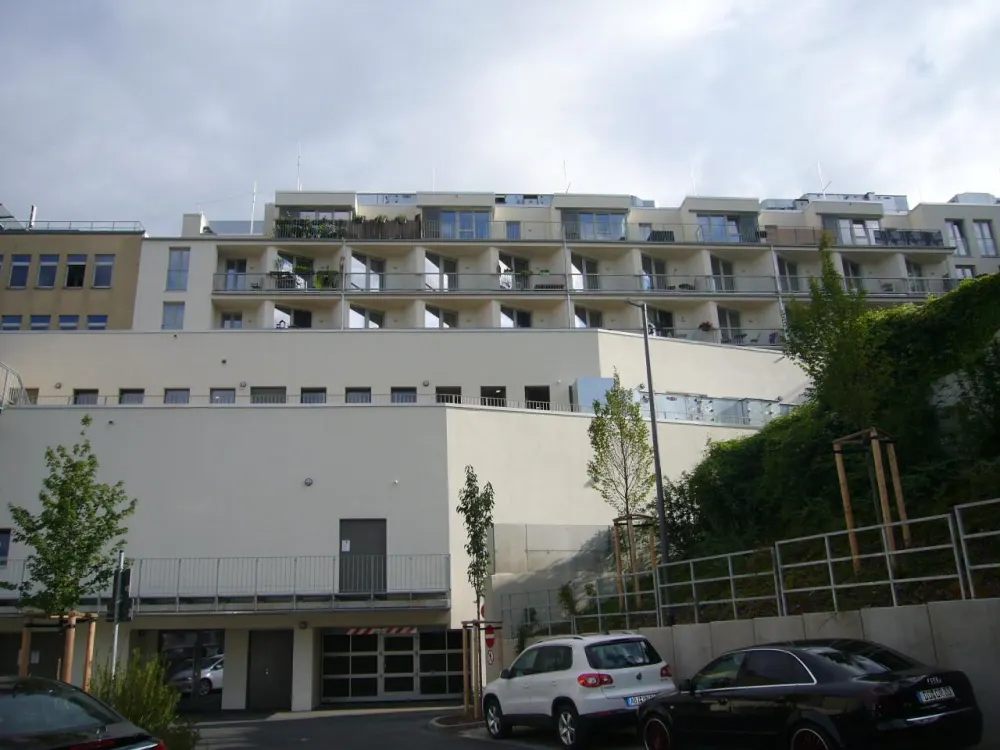Helle 1,5 Raumwohnung mit Einbauküche und Terrasse in zentraler Lage sucht neuen Mieter