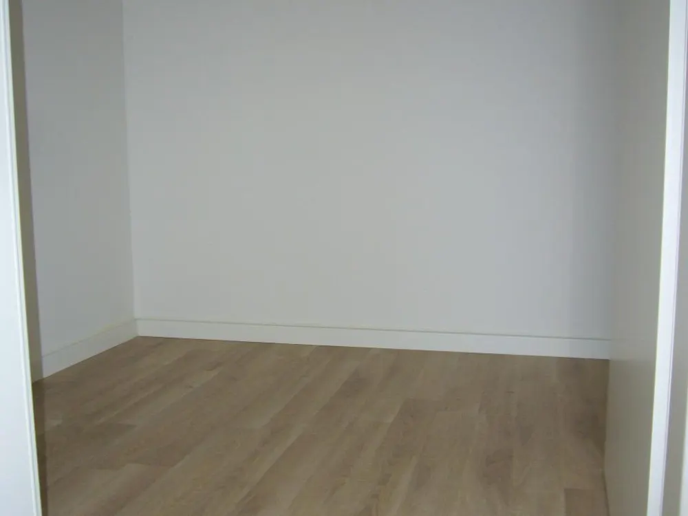Helle 1,5 Raumwohnung mit Einbauküche und Terrasse in zentraler Lage sucht neuen Mieter